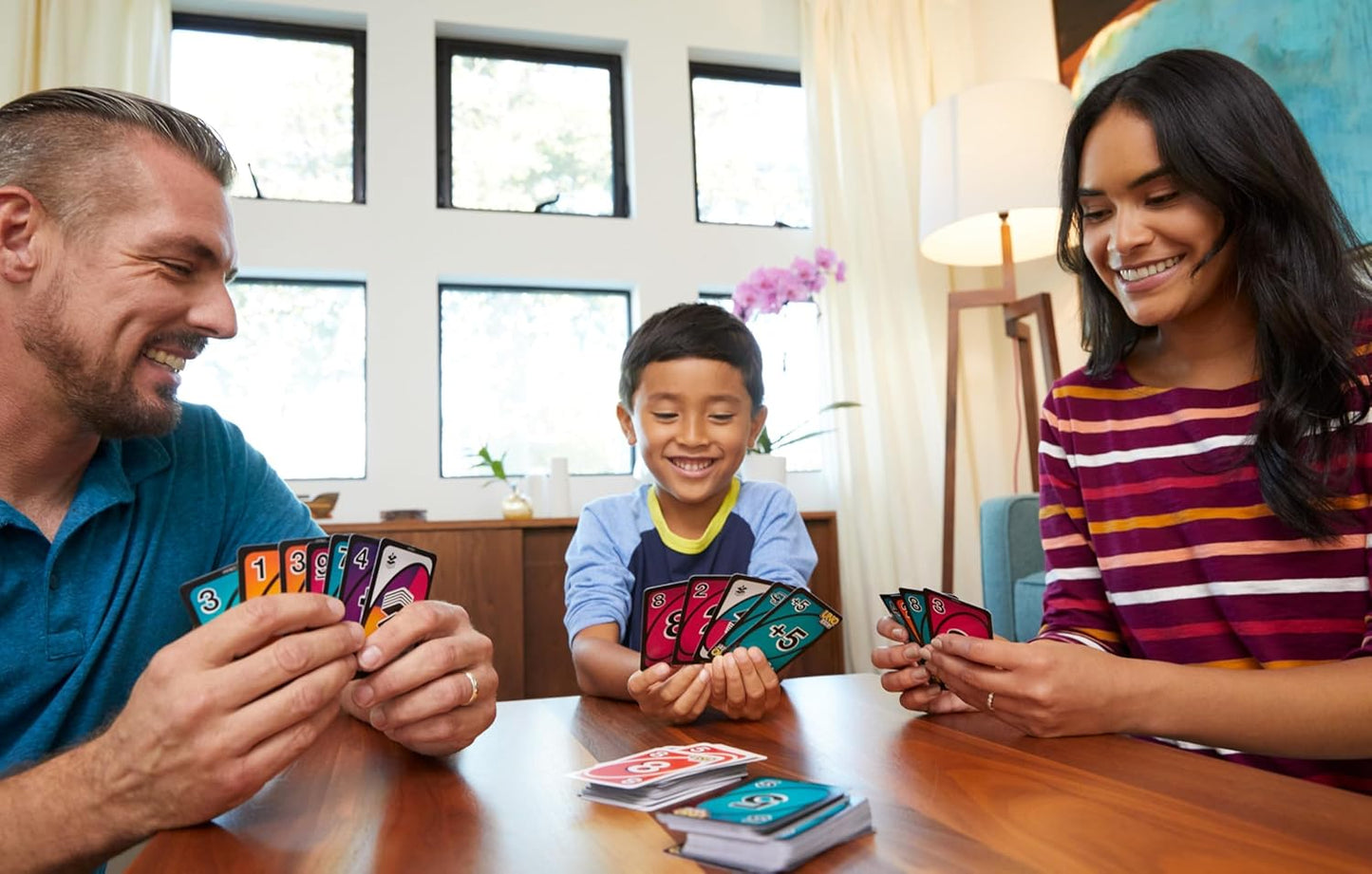 UNO FLIP Card Game with Double-Sided Cards, Family Card Game for Ages 7+, 2-10 Players